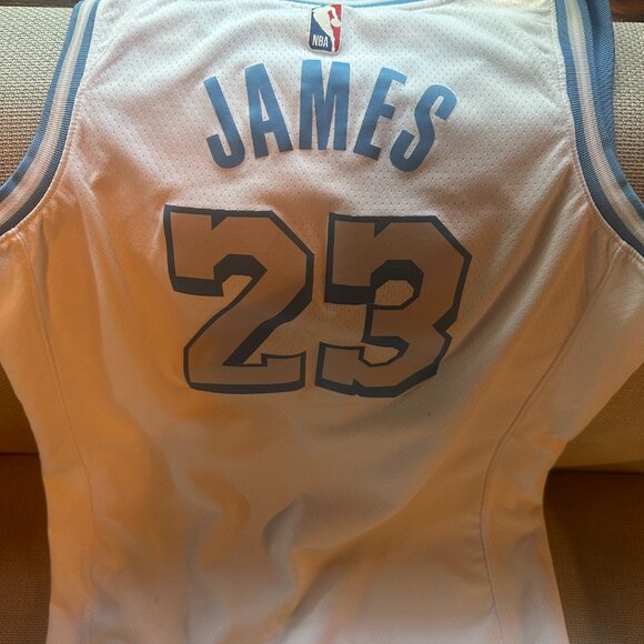Lebron James Jersey - Picture 2 of 4